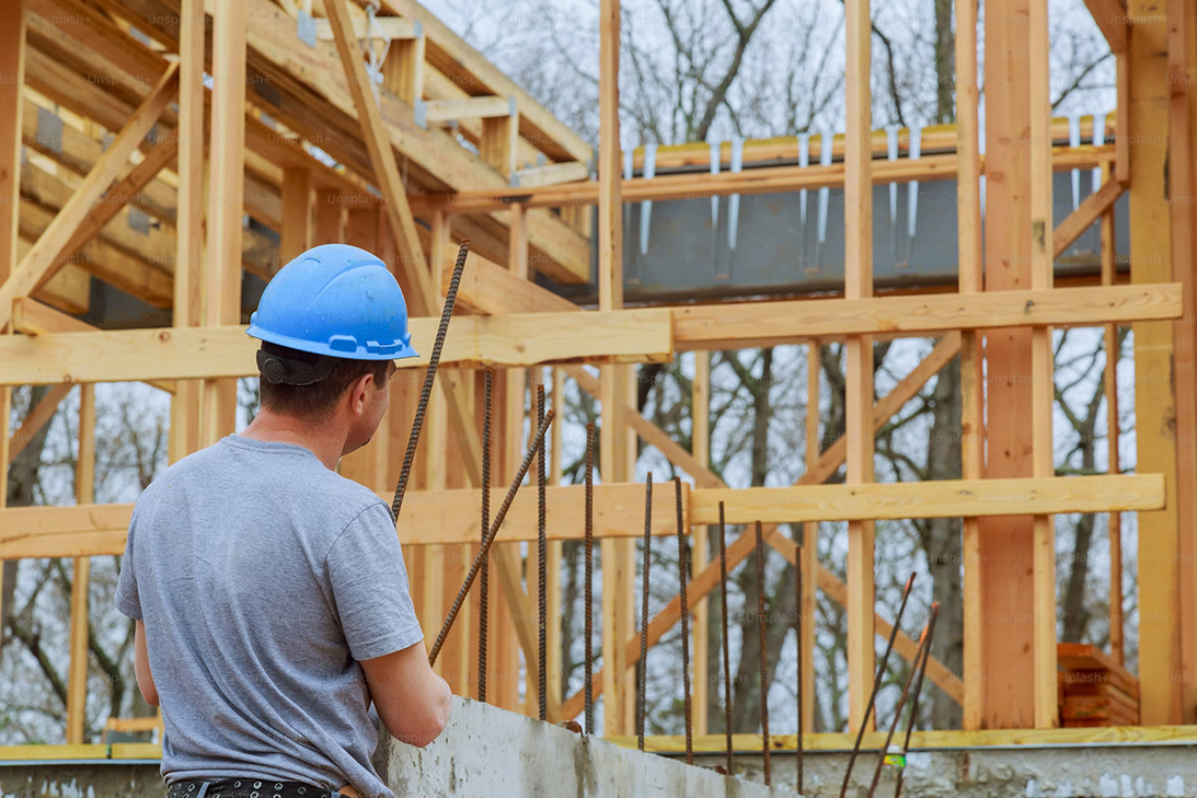 Équipe d'experts en action sur un projet de construction innovant
